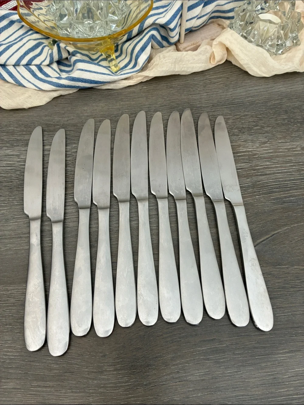 Oneida Flatware Stainless 47 pieces Sleek Satin Finish